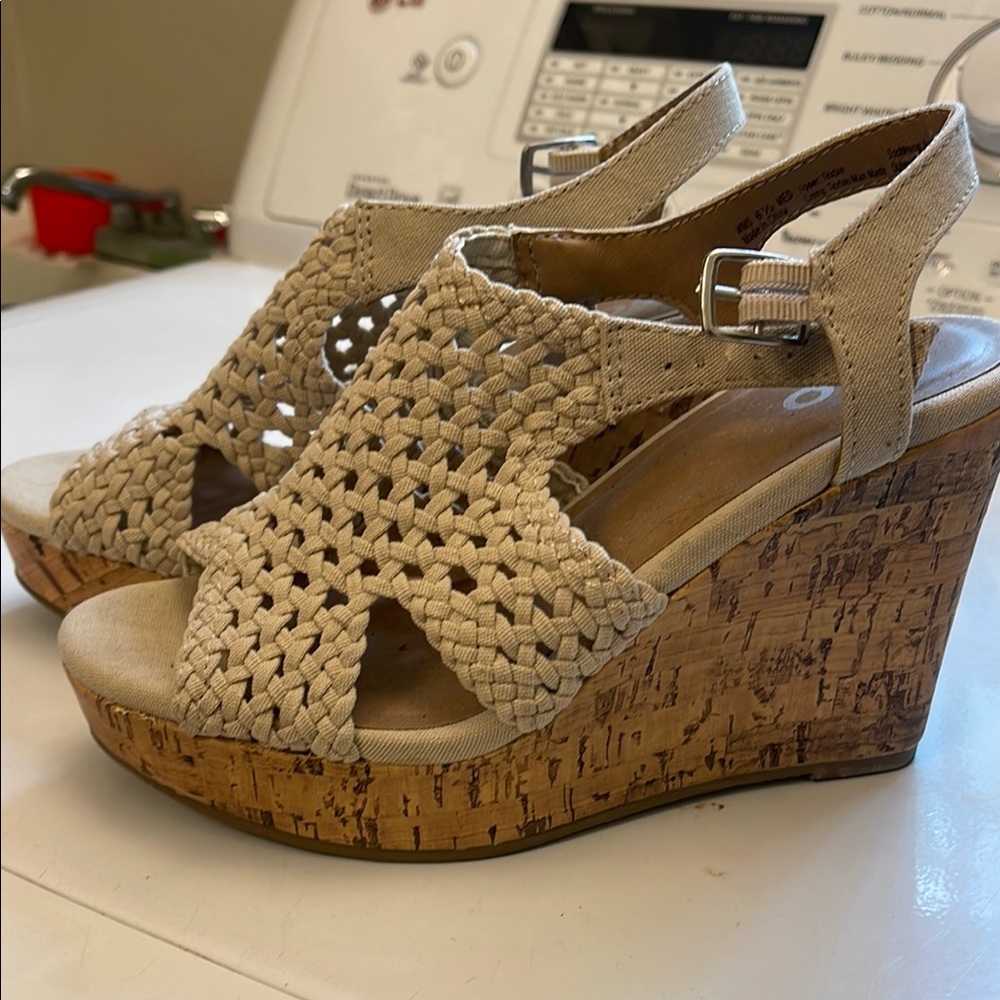 SO Women's Tan Wedge Sandals